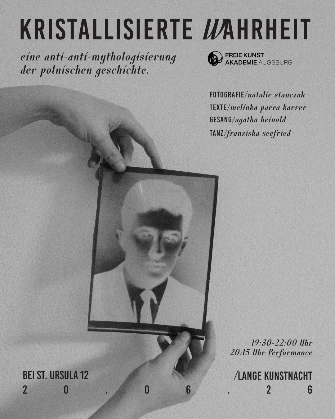 Kristallisierte Wahrheit: Eine Anti-Anti-Mythologisierung der polnischen Geschichte: Montierte Fotografien, eine szenische Lesung als Nebenschauplatz und die eine Frage, die aus den Wänden hallt: In welche Richtung bin ich gefahren, als ich auf dem Weg nach Deutschland war? Charlotte Kraus (Leiterin Freie Kunst Akademie Augsburg), Natalie Stanczak (Fotografie), Melinka Parra Karrer (Texte), Agatha Heinold (Musik/Klang)